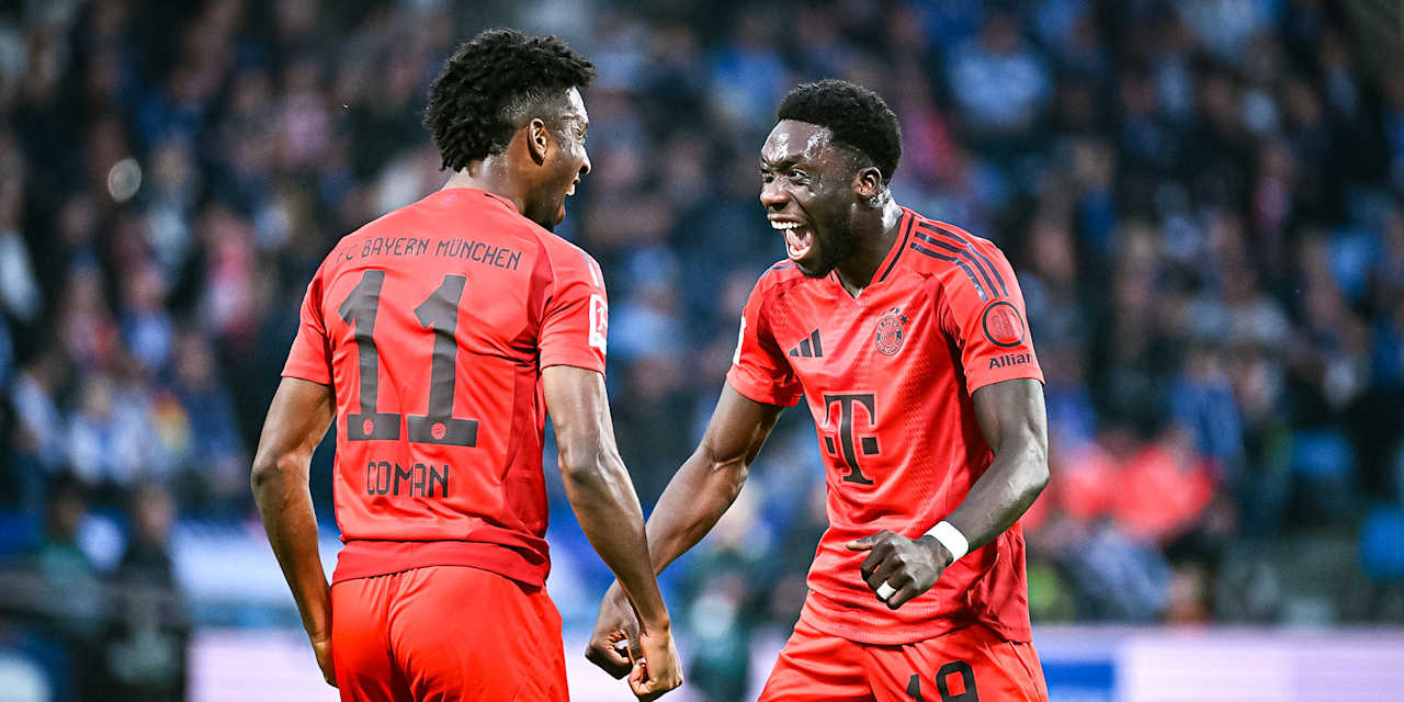 Kingsley Coman jubelt mit Alphonso Davies, nachdem er das FC Bayern Tor des Monats Oktober 2024 erzielt hat