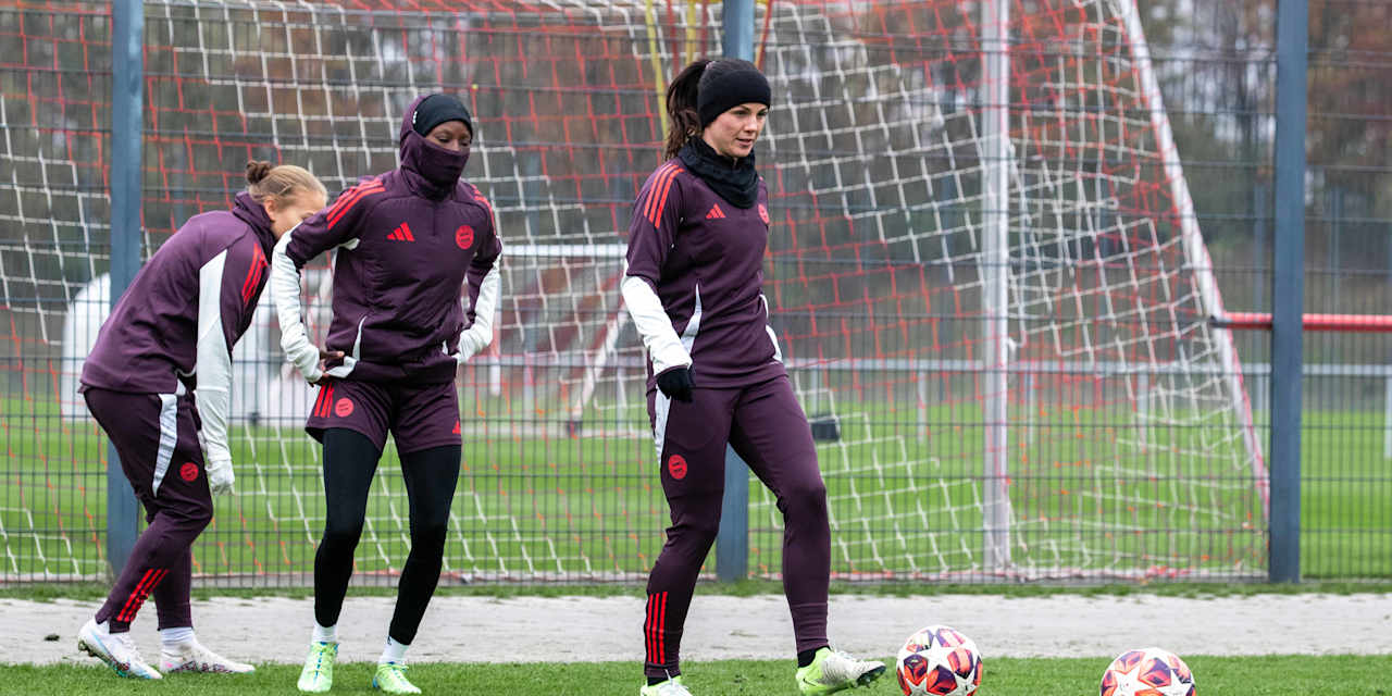 Tuva Hansen im Training der FC Bayern Frauen mit dem Ball am Fuß.