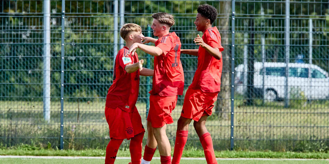 Die U17 des FC Bayern bejubelt ein Tor.