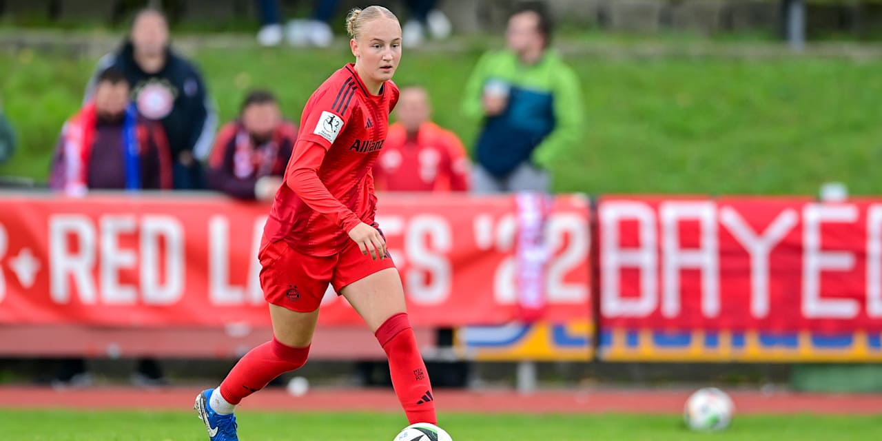 FCB-Spielerin Luzie Zähringer der zweiten Mannschaft im Heimtrikot mit dem Ball am Fuß