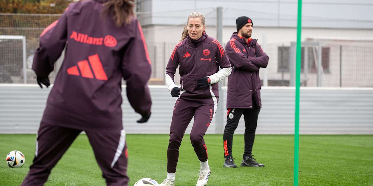 Linda Sembrant spielt im Training der FC Bayern Frauen einen Pass.