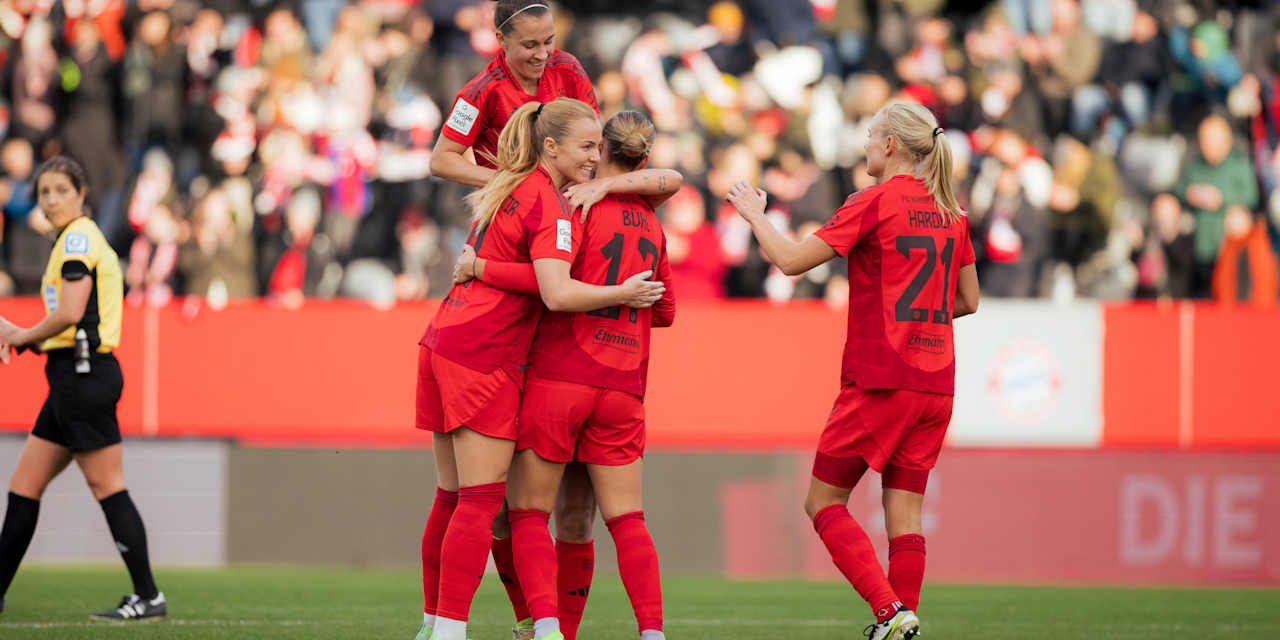 Viggósdóttir, Bühl, Zigiotti and Harder celebrate the win against FC Carl Zeiss Jena.