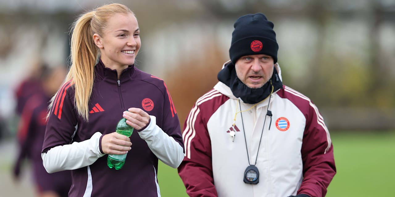 Glódís Viggósdóttir und Alexander Straus im Training der FC Bayern Frauen.