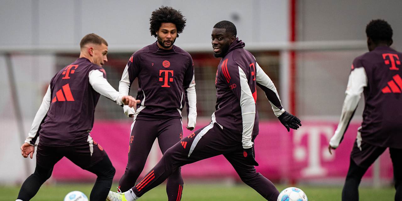 Dayot Upamecano blickt dem Ball im FC Bayern-Training hinterher.