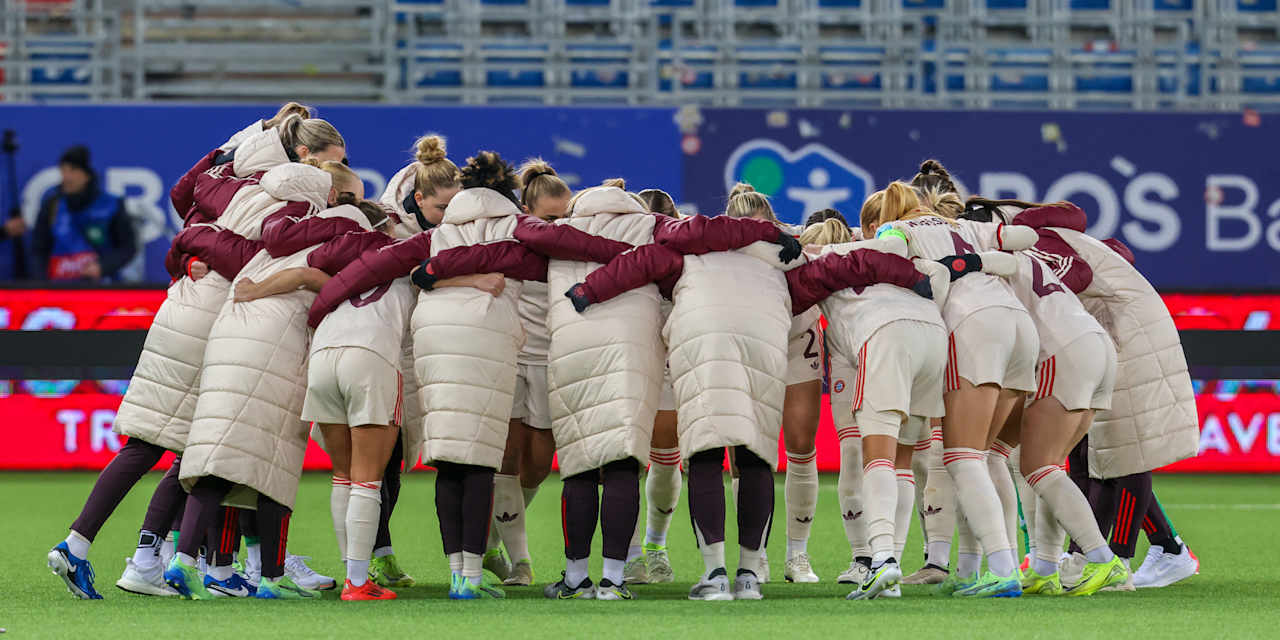 FC Bayern Women in a pre-match huddle
