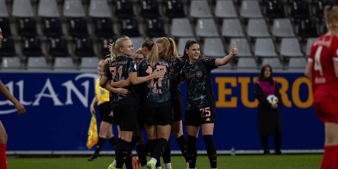 Team, celebrations, FC Bayern Women away to SC Freiburg