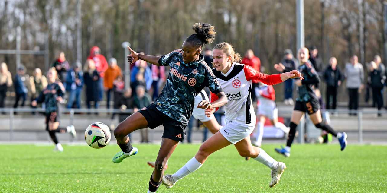 FC Bayern Frauen-Spielerin Magou Doucouré mit dem Ball am Fuß im Spiel gegen Eintracht Frankfurt II.