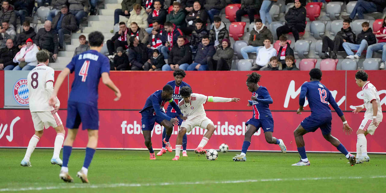 Adam Aznou im Spiel der FC Bayern U19