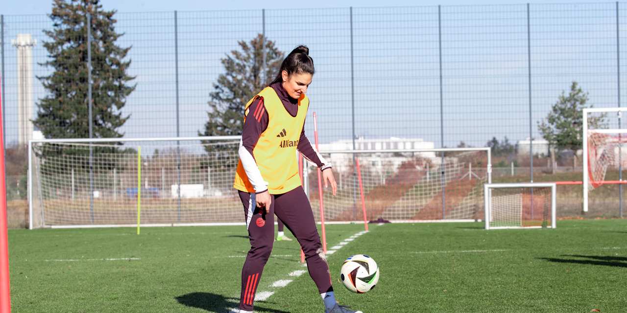 Jovana Damnjanović hält im Training der FC Bayern Frauen den Ball hoch.