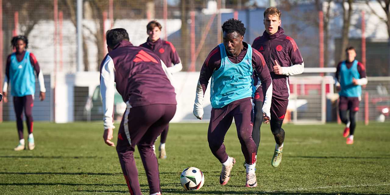 Nestory Irankunda mit dem Ball am Fuß im Training der FC Bayern Amateure vor dem Regionalliga-Spiel gegen FC Augsburg.