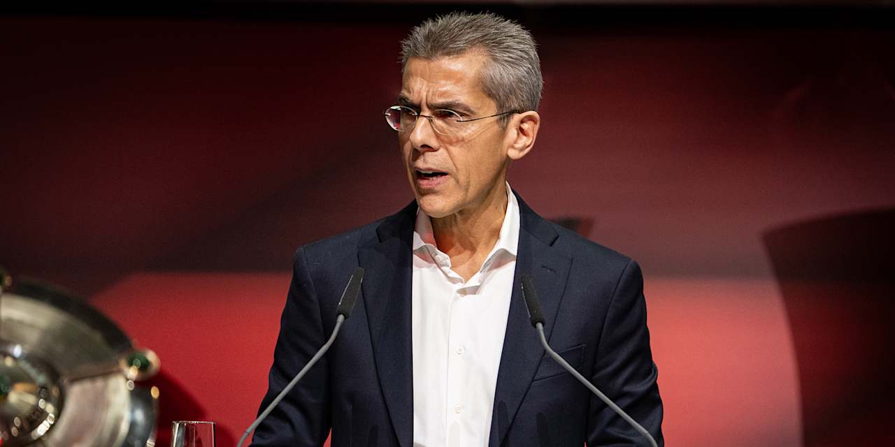 Michael Diederich bei seiner Rede auf der JHV des FC Bayern