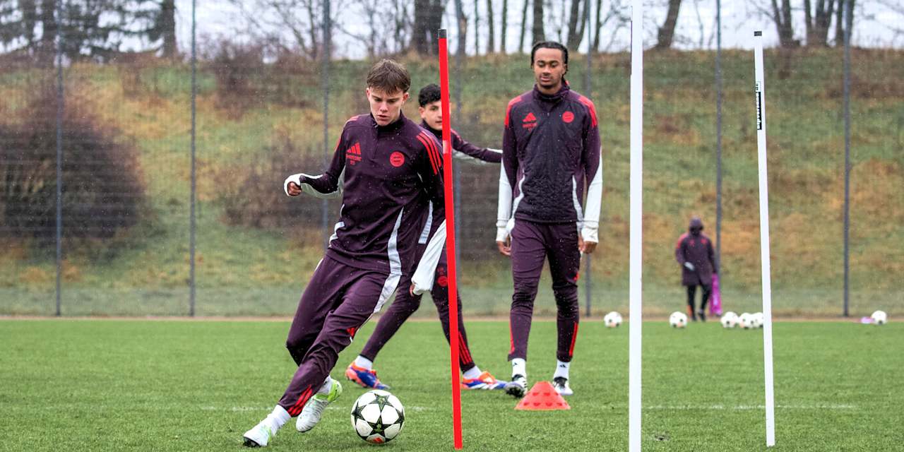 Jonathan Asp Jensen im Training der FC Bayern U19 vor dem Duell gegen Donetsk.