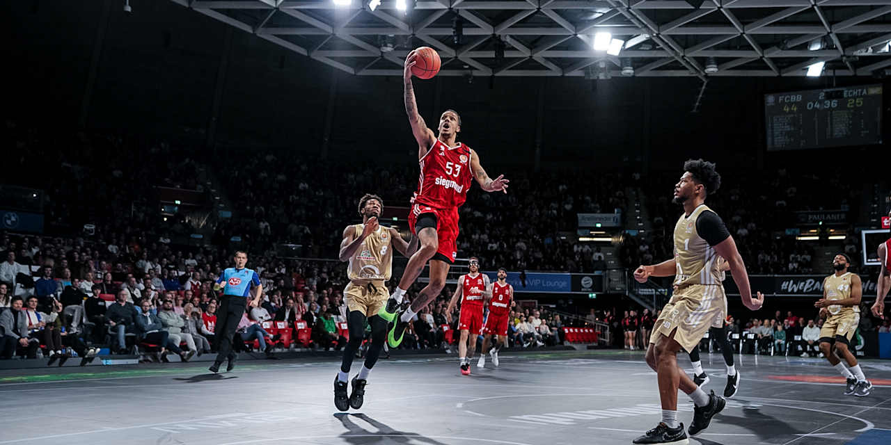 Der FC Bayern Basketball und Kevin Yebo stehen nach dem Sieg gegen Vechta im BBL Top Four.