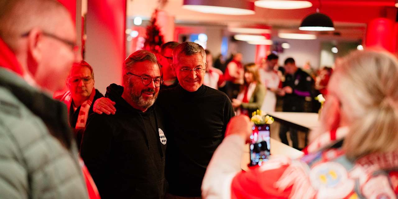 Herbert Hainer mit einem Fan auf dem Mitgliederstammtisch vor der JHV