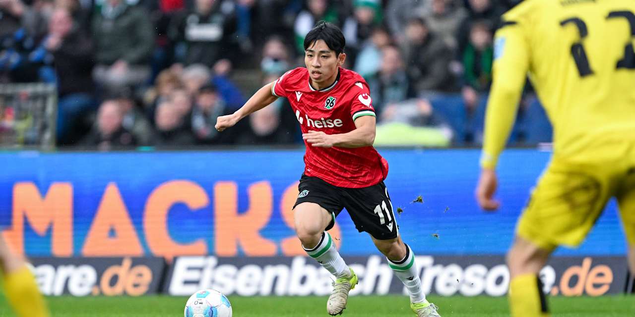 Hyunju Lee im Einsatz für Hannover 96 gegen den SSV Ulm mit dem Ball am Fuß.