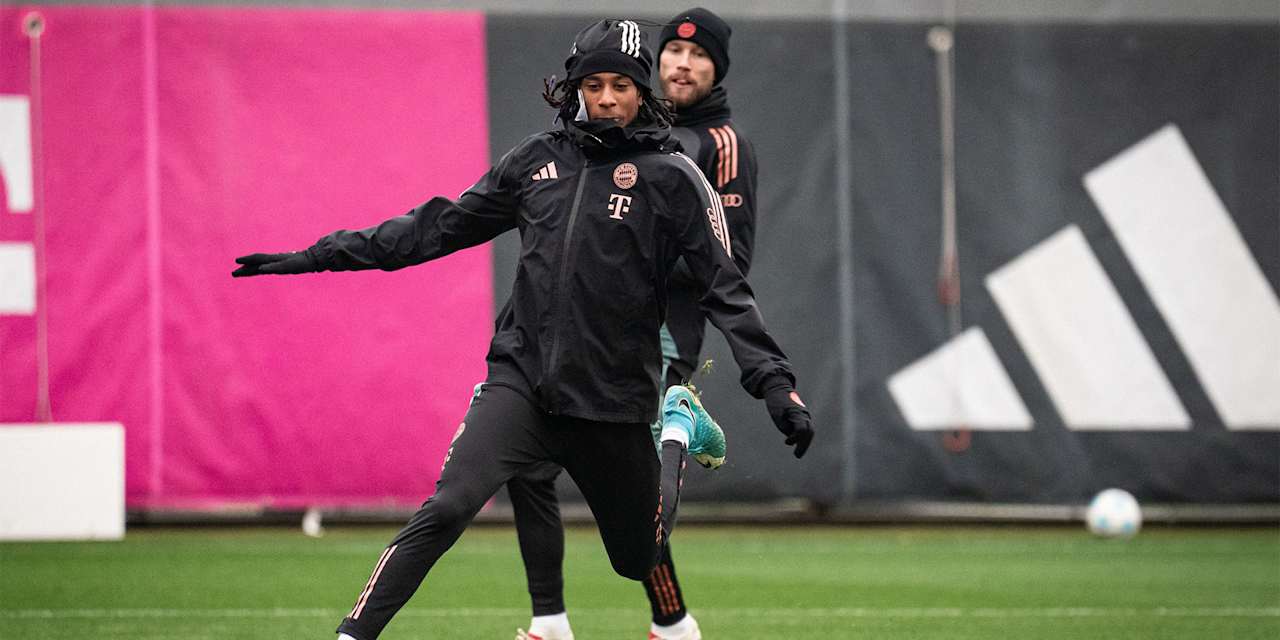 Michael Olise setzt im Training des FC Bayern zum Dribbling an
