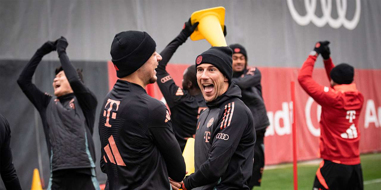 Leon Goretzka und Aleksandar Pavlovic lachen gemeinsam im Training des FC Bayern