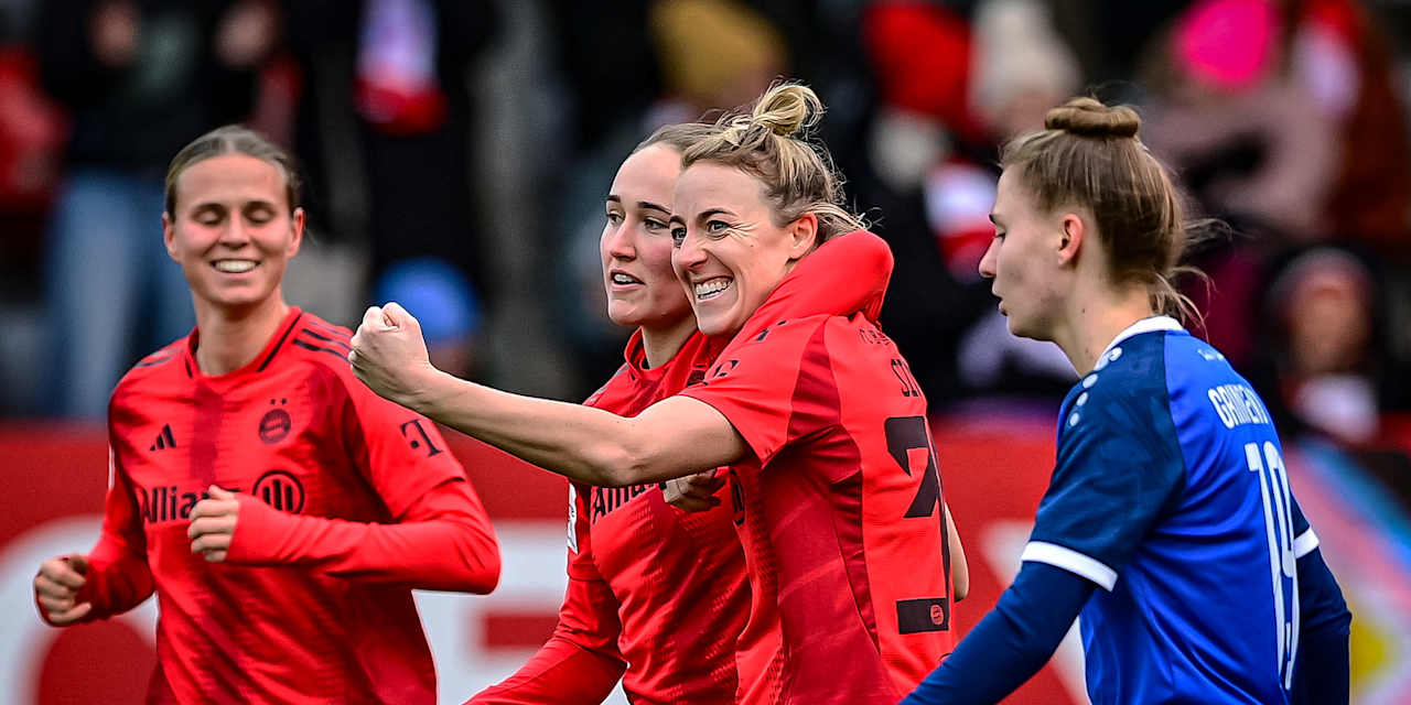 Carolin Simon and Sydney Lohmann celebrating in the match between FC Bayern Women and Turbine Potsdam
