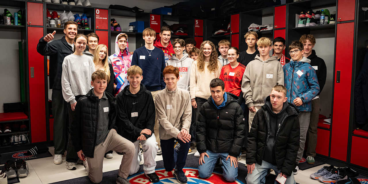 Die Mitglieder des Teens Club in der Kabine des FC Bayern Basketball