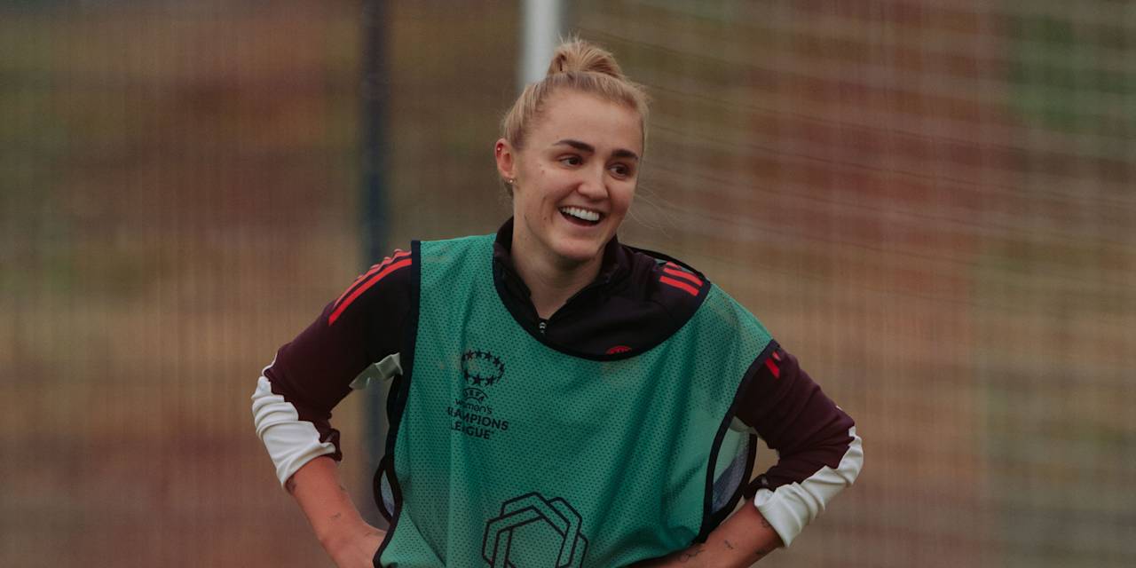 Georgia Stanway smiles in training with FC Bayern Women.