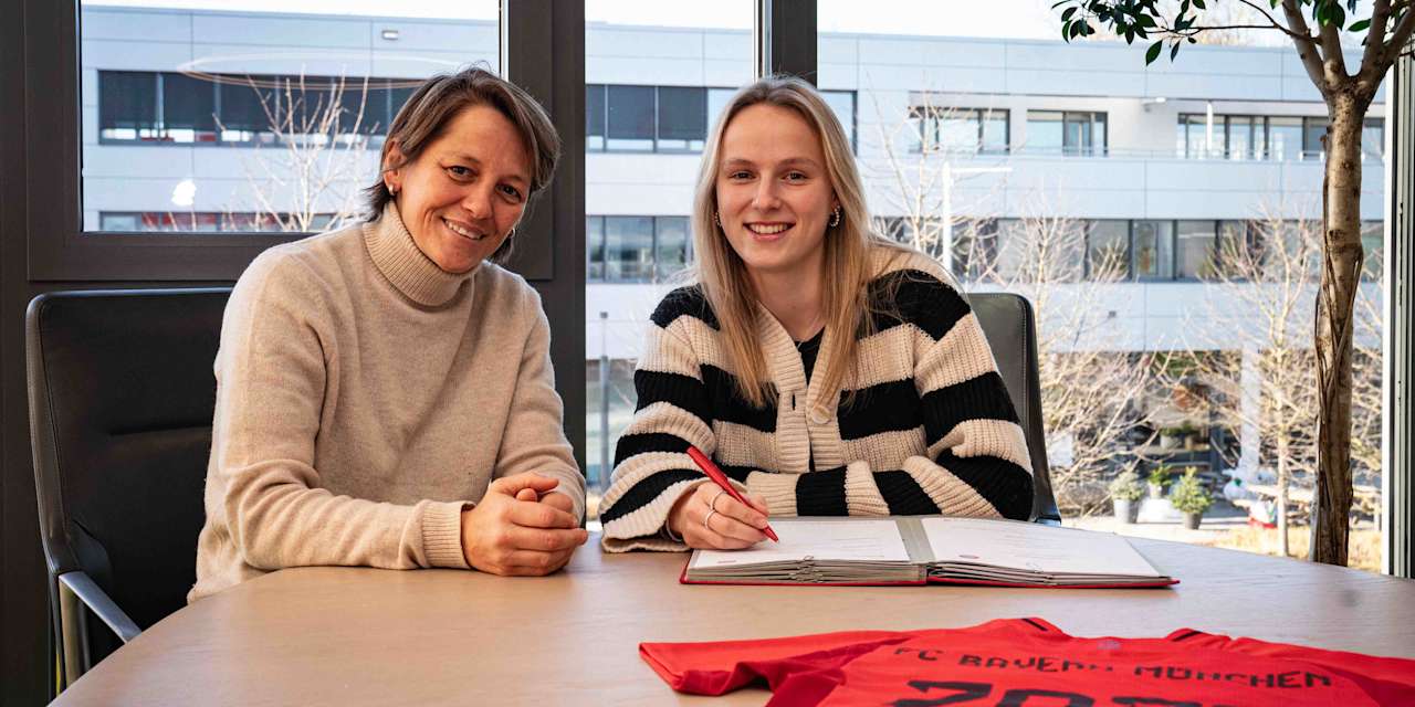 Bianca Rech and Franziska Kett smile for the camera at the contract signing