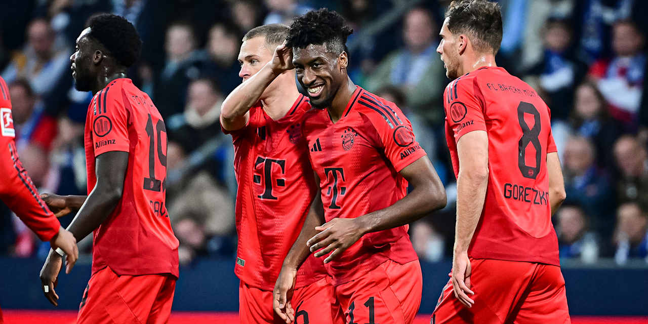 Kingsley Coman jubelt im roten Heimtrikot mit Mannschaftskollegen