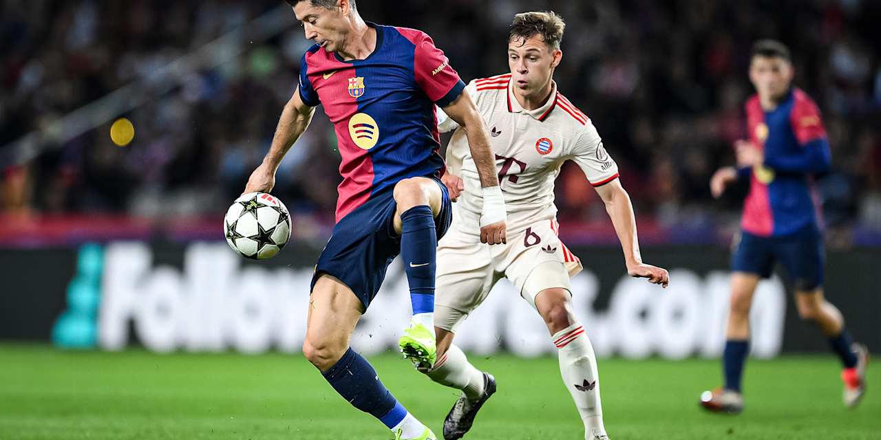 Joshua Kimmich im Zweikampf mit Robert Lewandowski vom FC Barcelona