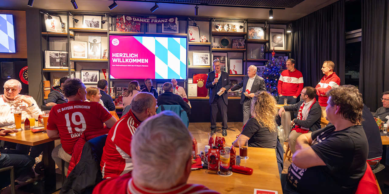 Prof Dr Dieter Mayer und Walter Mennekes sprechen beim Mitgliederquiz des FC Bayern