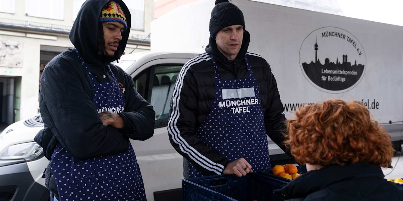Kevin Yebo (links) und Johannes Voigtmann besuchten zum ersten Mal eine Münchner Tafel