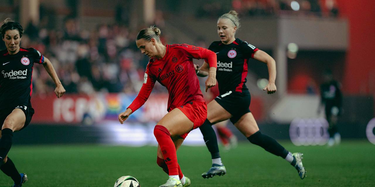 Klara Bühl dribbelt an einer Gegenspielerin von Eintracht Frankfurt vorbei