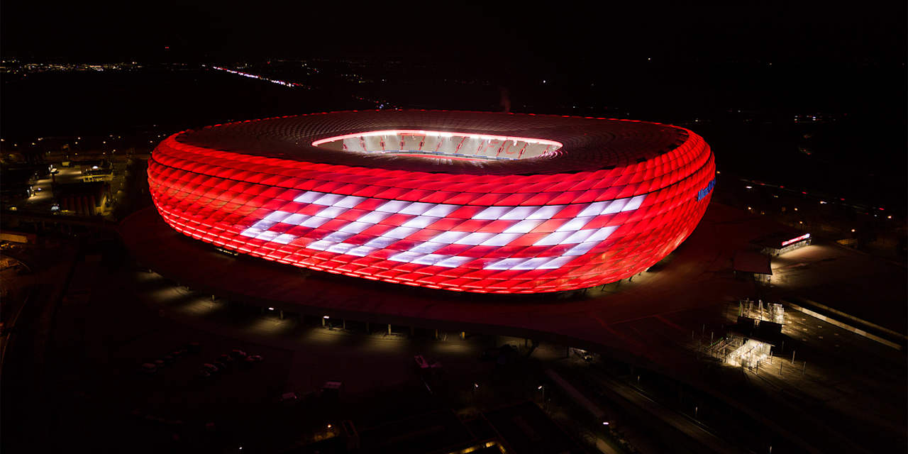Sonderbeleuchtung zu Neujahr: Allianz Arena erstrahlt mit Zahl weißer 2025 auf rotem Hintergrund