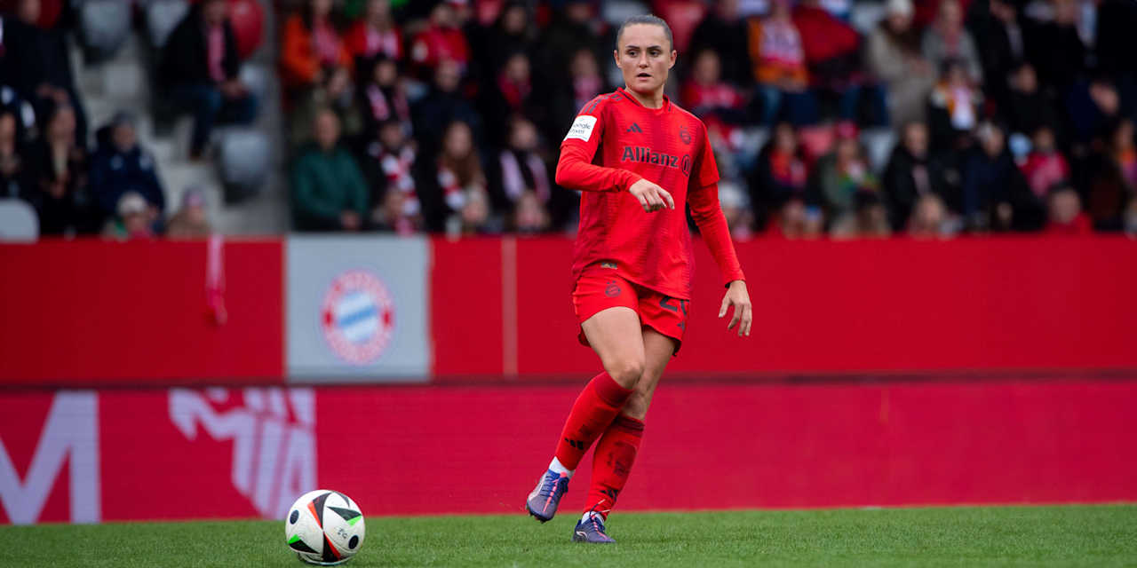 Samantha Kerr plays a pass during FC Bayern Women's match against 1. FC Köln.