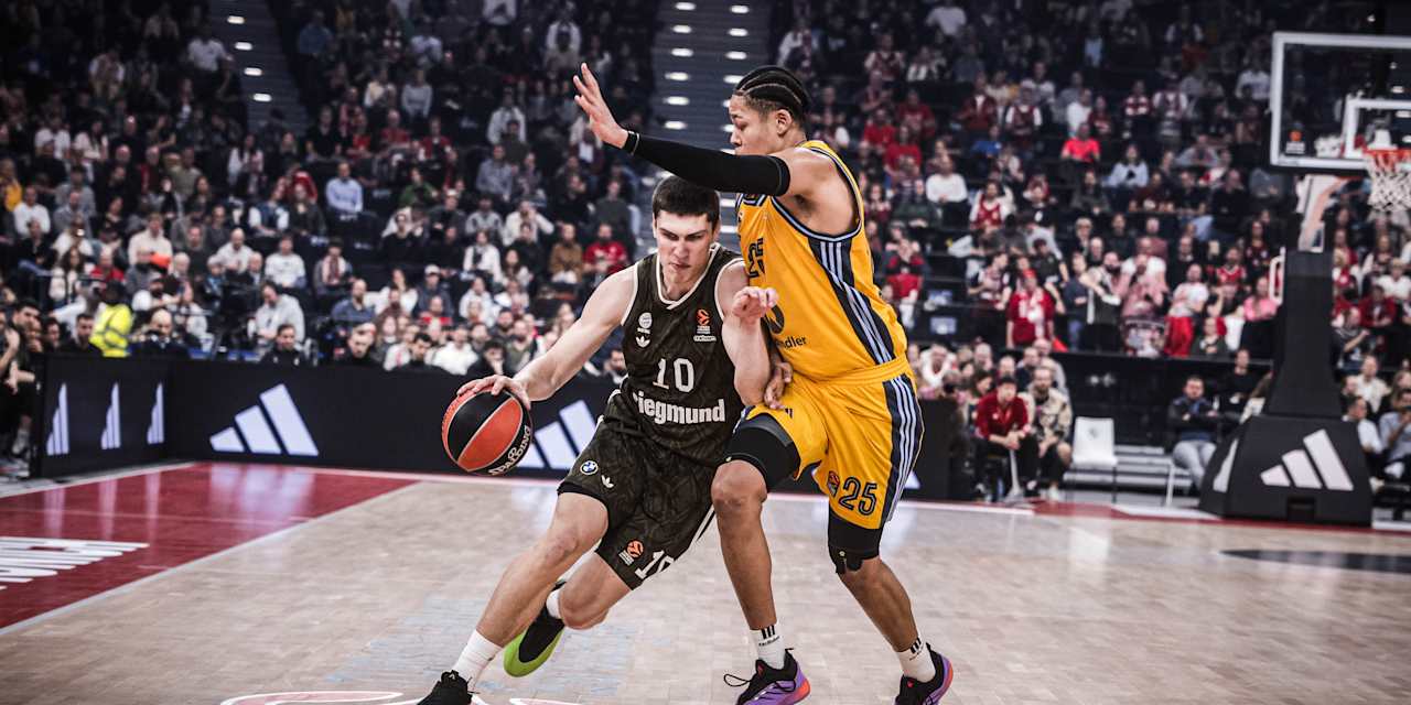 Ivan Kharchenkov (l.) beim EuroLeague-Heimsieg des FC Bayern im Duell mit Berlins Elias Rapieque