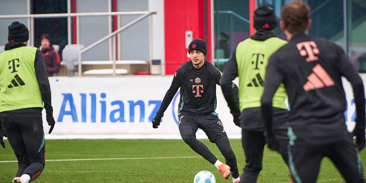Aleksandar Pavlovic dribbelt mit dem Ball im Training des FC Bayern