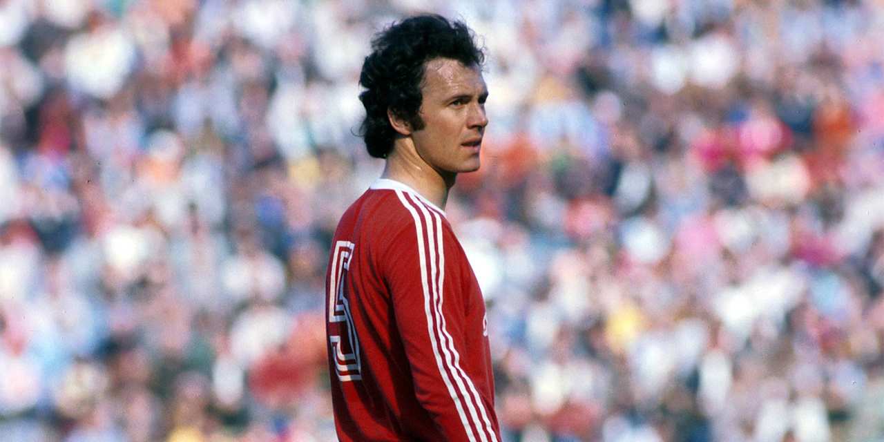 Franz Beckenbauer (FC Bayern München) blickt nachdenklich bei einem Spiel im Münchner Olympistadion