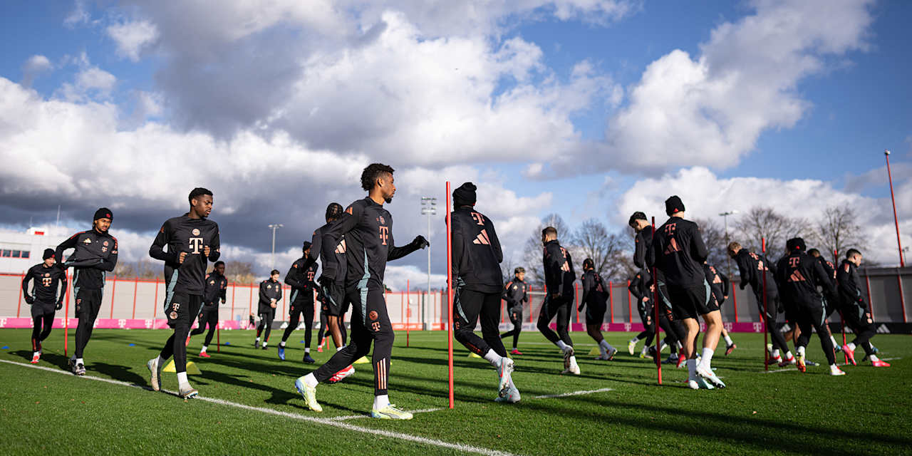 Die Spieler des FC Bayern laufen sich im Training warm