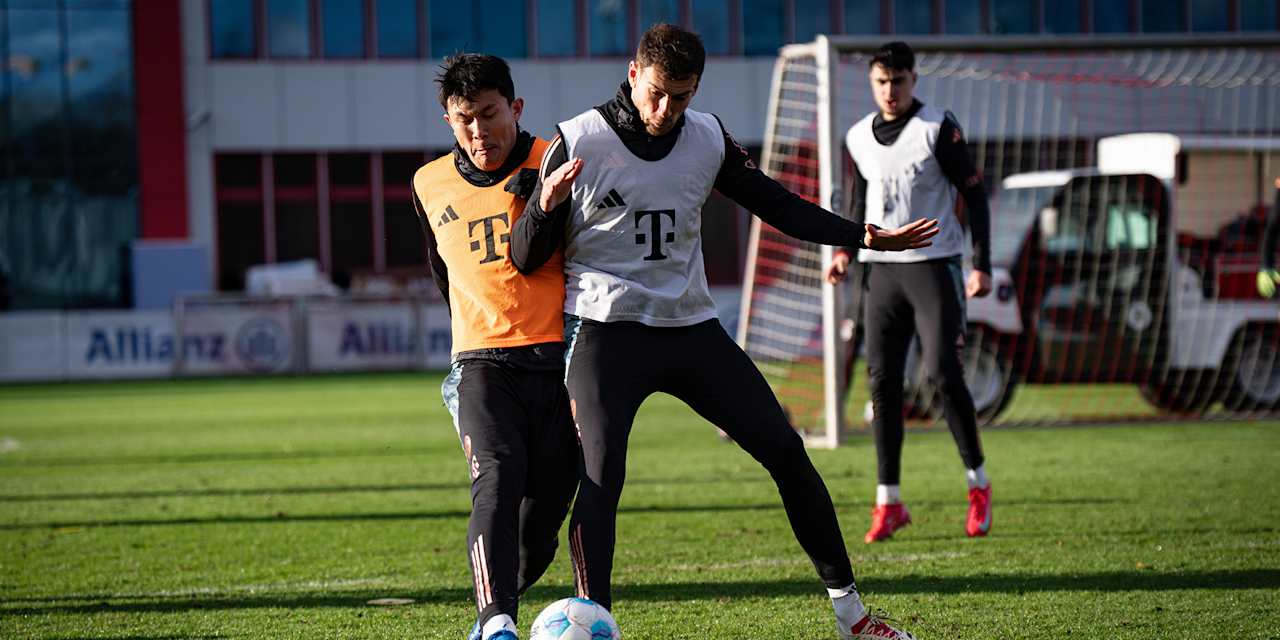 Minjae Kim und Leon Goretzka im Zweikampf um den Ball im Training des FC Bayern
