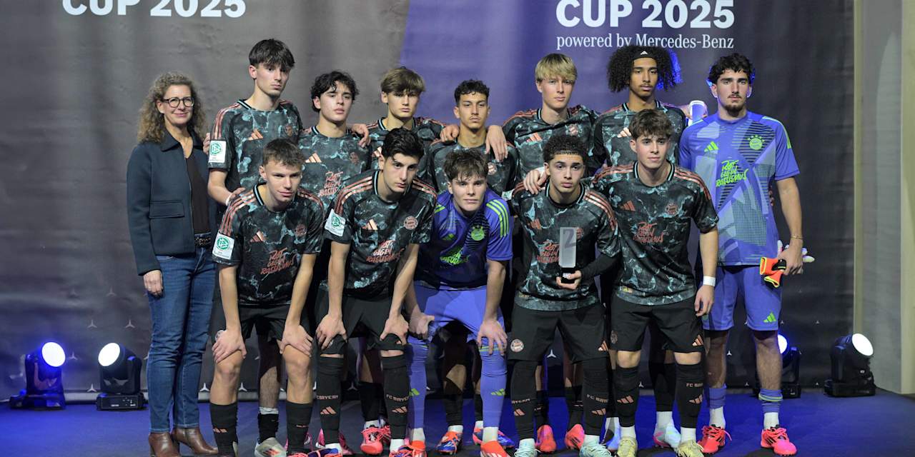 Teamfoto der FC Bayern U19 beim Mercedes-Benz JuniorCup in Sindelfingen.