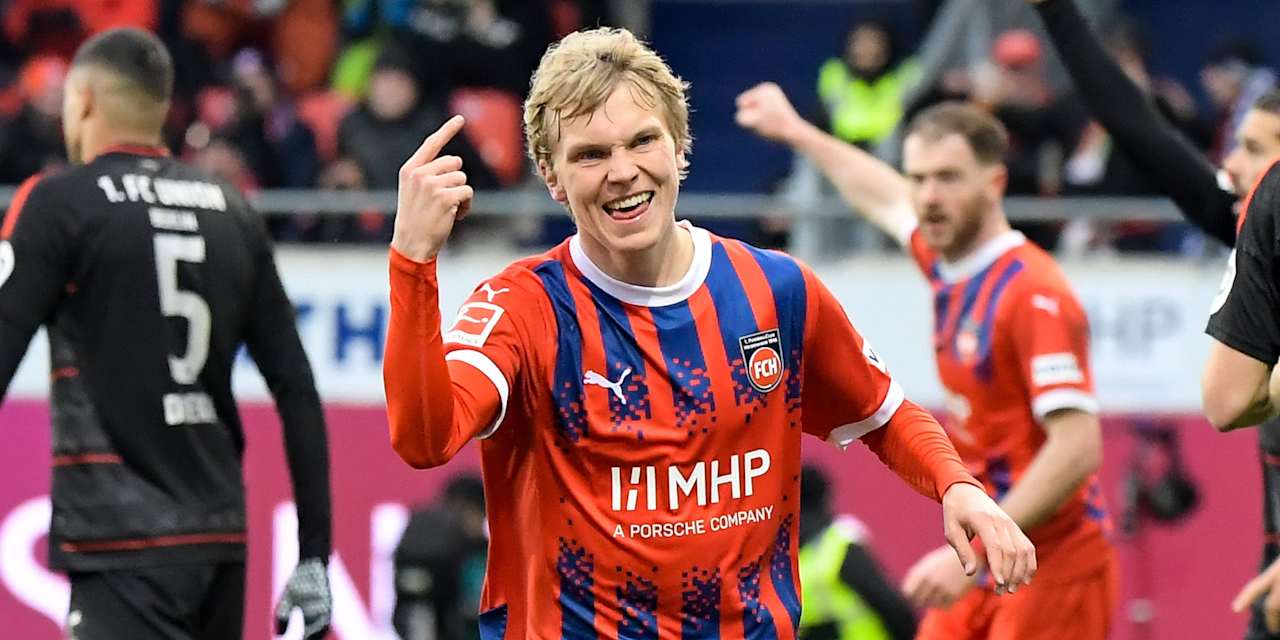 Frans Krätzig jubelt nach seinem Tor im Debüt für den 1. FC Heidenheim.
