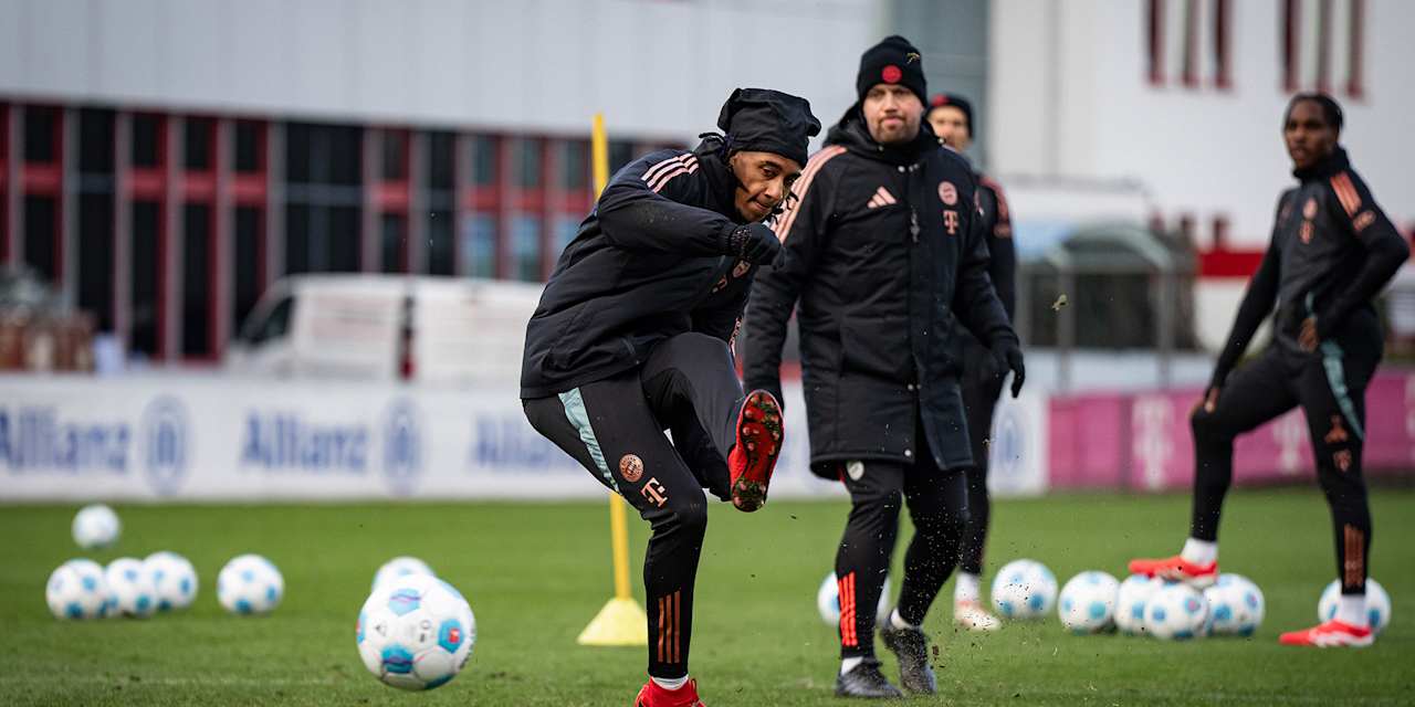 Harry Kane beim Torabschluss im FC Bayern-Training