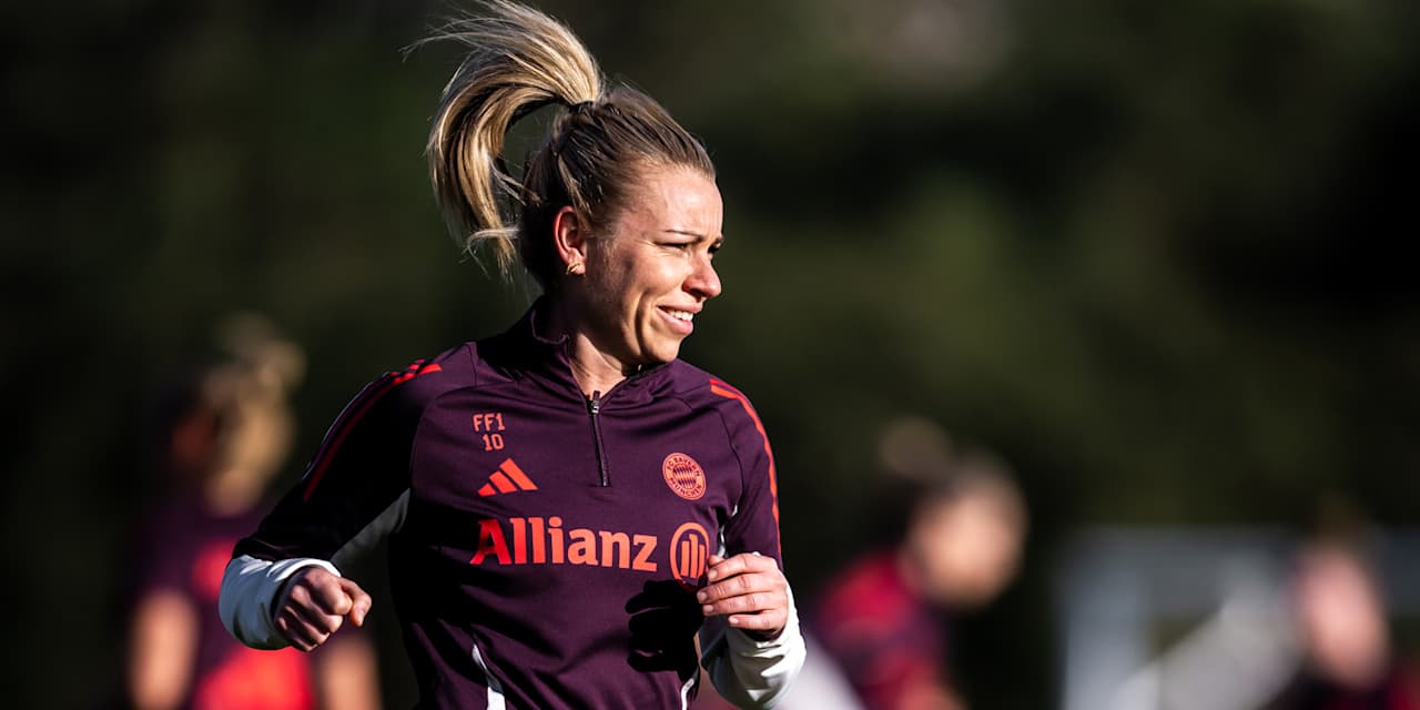 Linda Dallmann von den FC Bayern Frauen laufend auf dem Trainingsplatz.