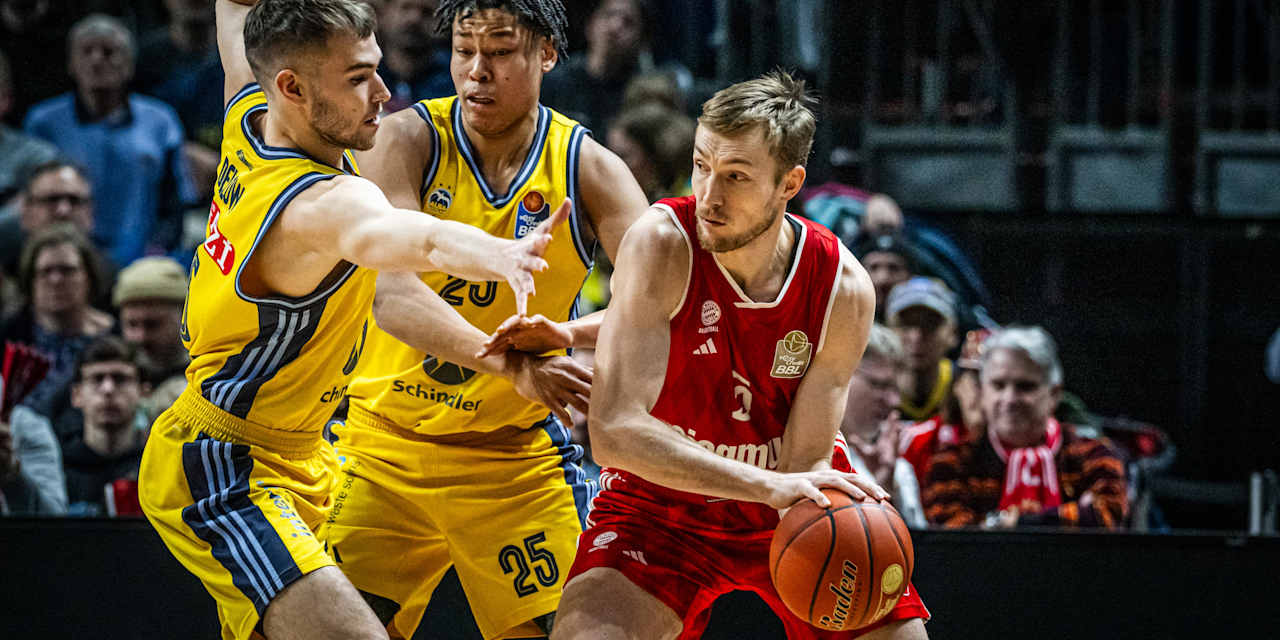 Niels Giffey (rechts) will mit dem FC Bayern Basketball den nächsten EuroLeague-Auswärtssieg in Berlin holen.