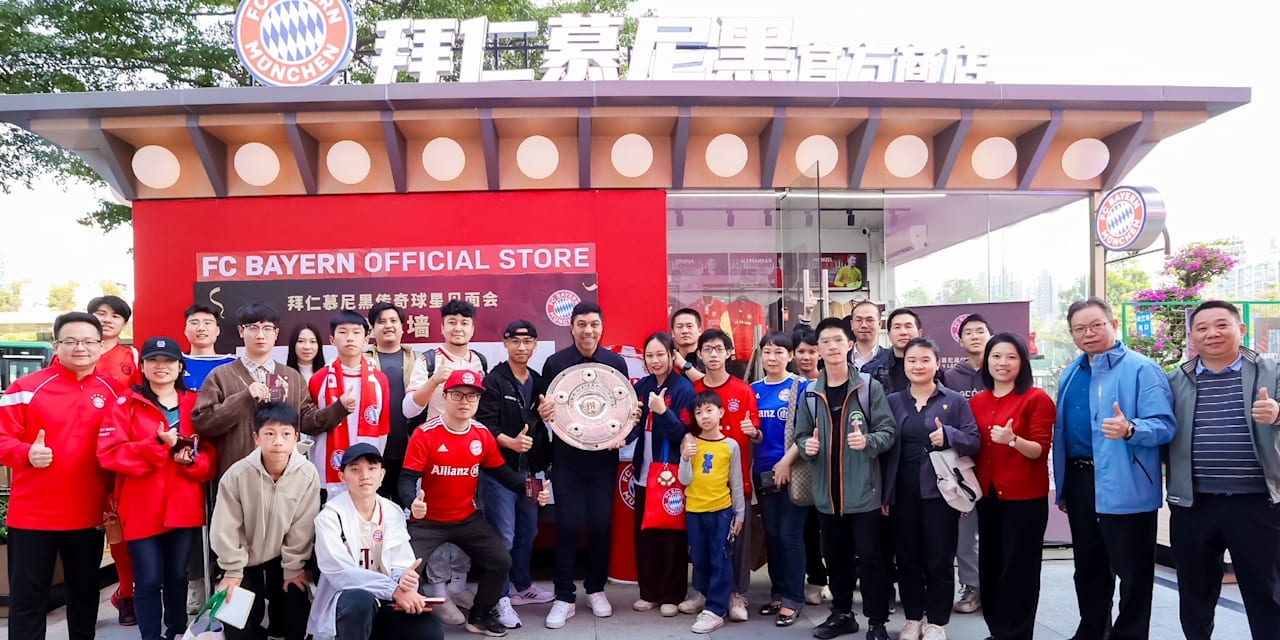 Giovane Élber with fans in China