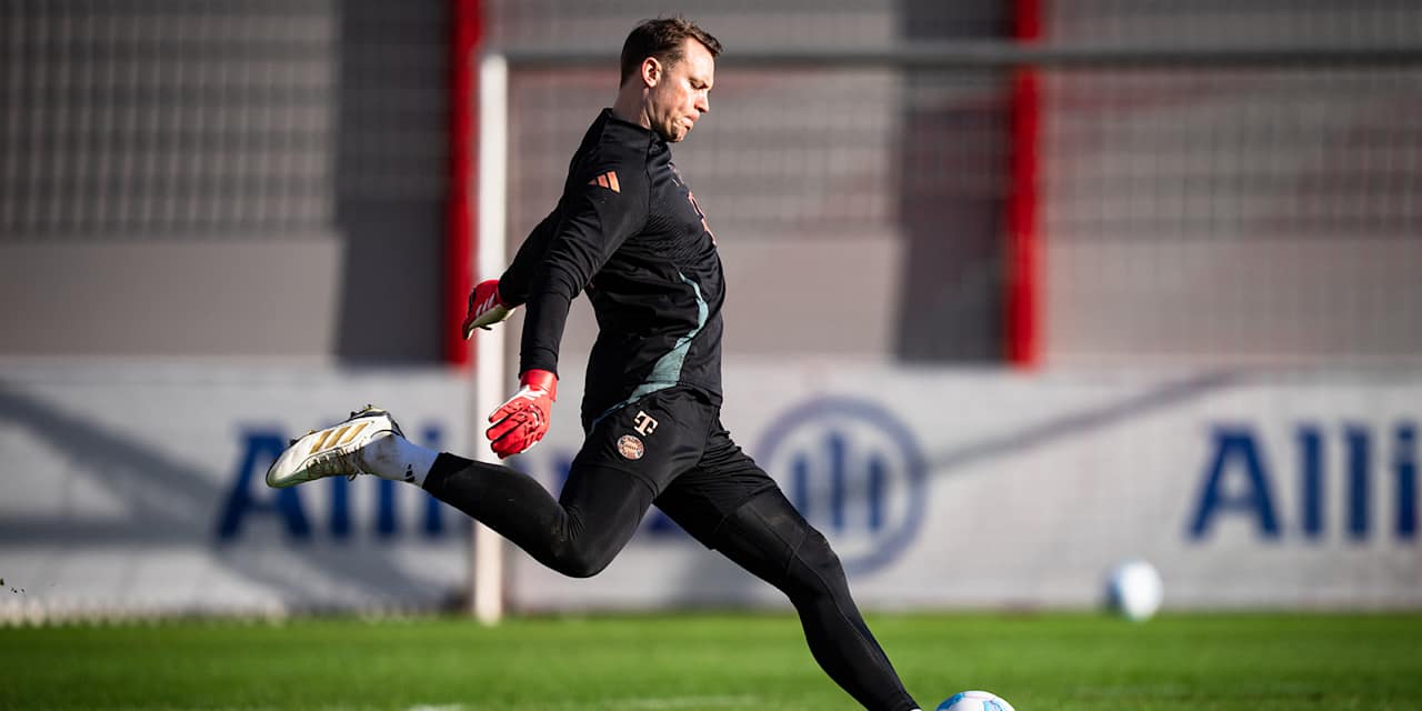 Manuel Neuer schießt einen Ball im Training des FC Bayern