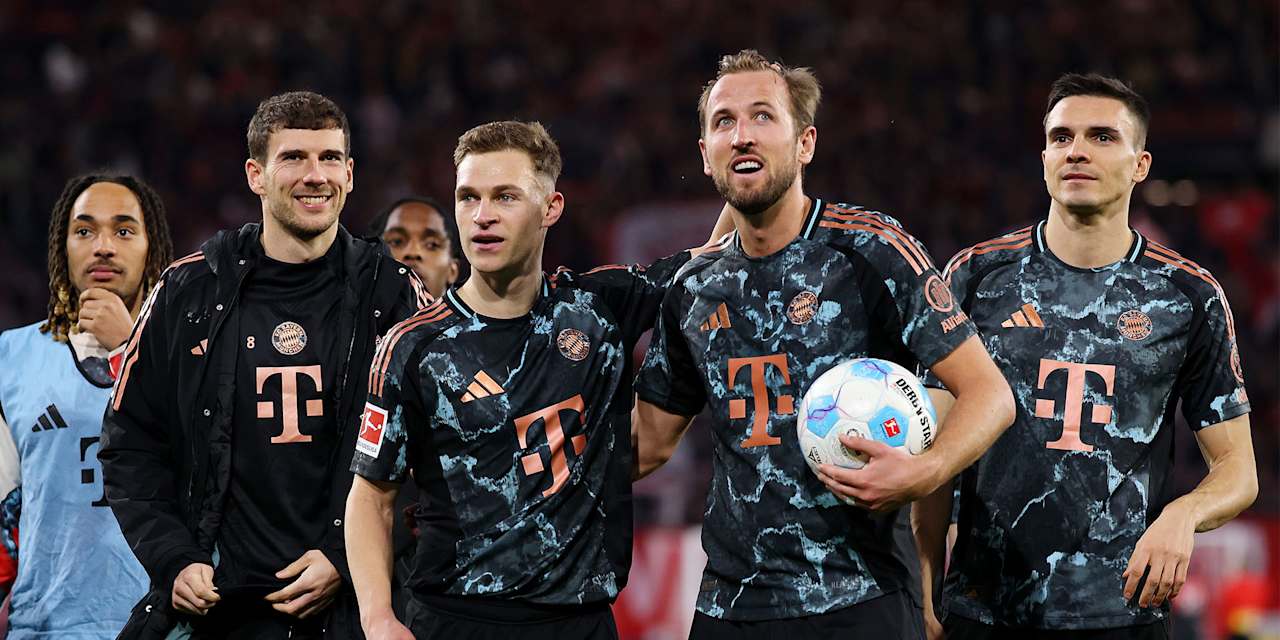 Fröhliche Bayern-Spieler nach dem Auswärtssieg beim SC Freiburg