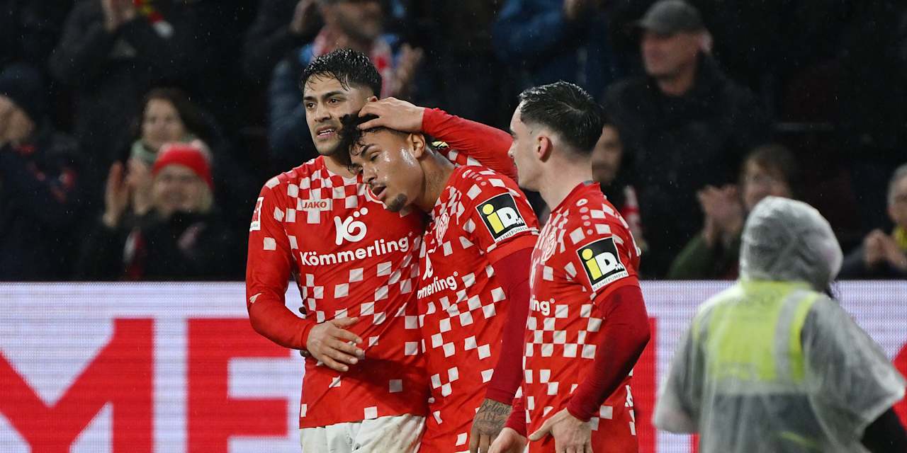 Armindo Sieb feiert nach seiner Torvorlage mit seinen Teamkollegen vom FSV Mainz 05.