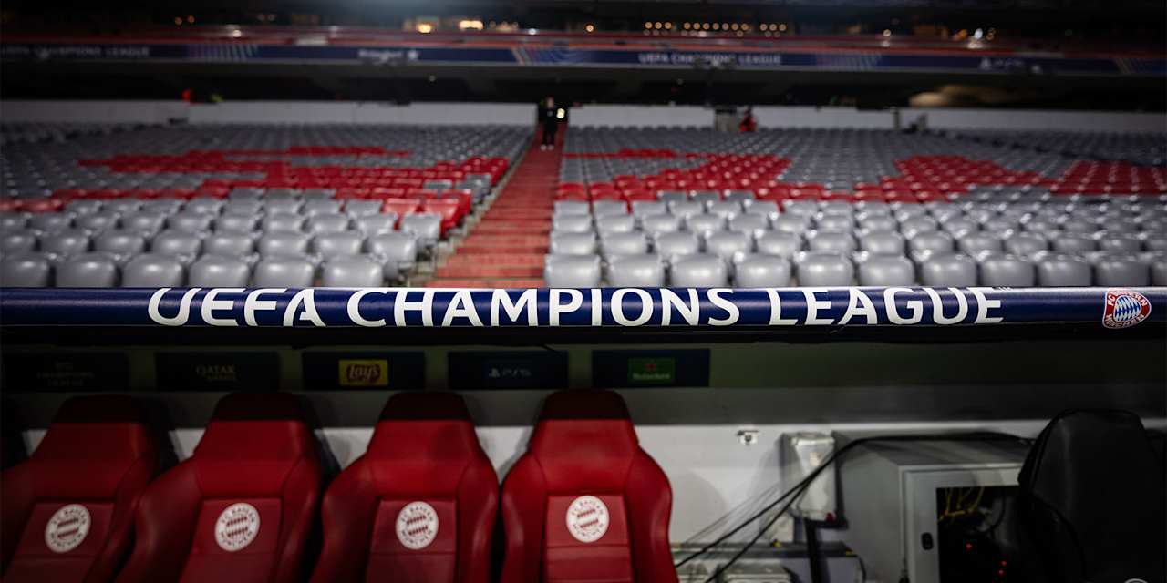 Aufschrift UEFA Champions League über den Auswechselbänken der Allianz Arena