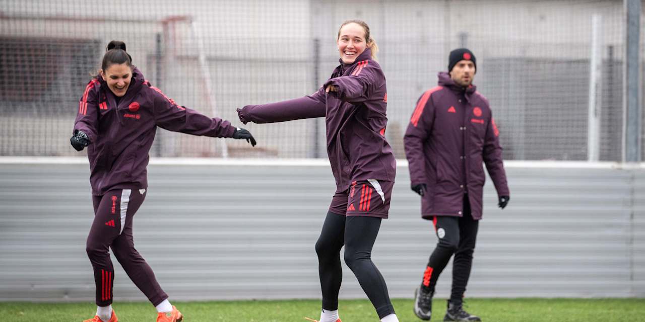 Sydney Lohmann im Training der FC Bayern Frauen beim Warm-Up.
