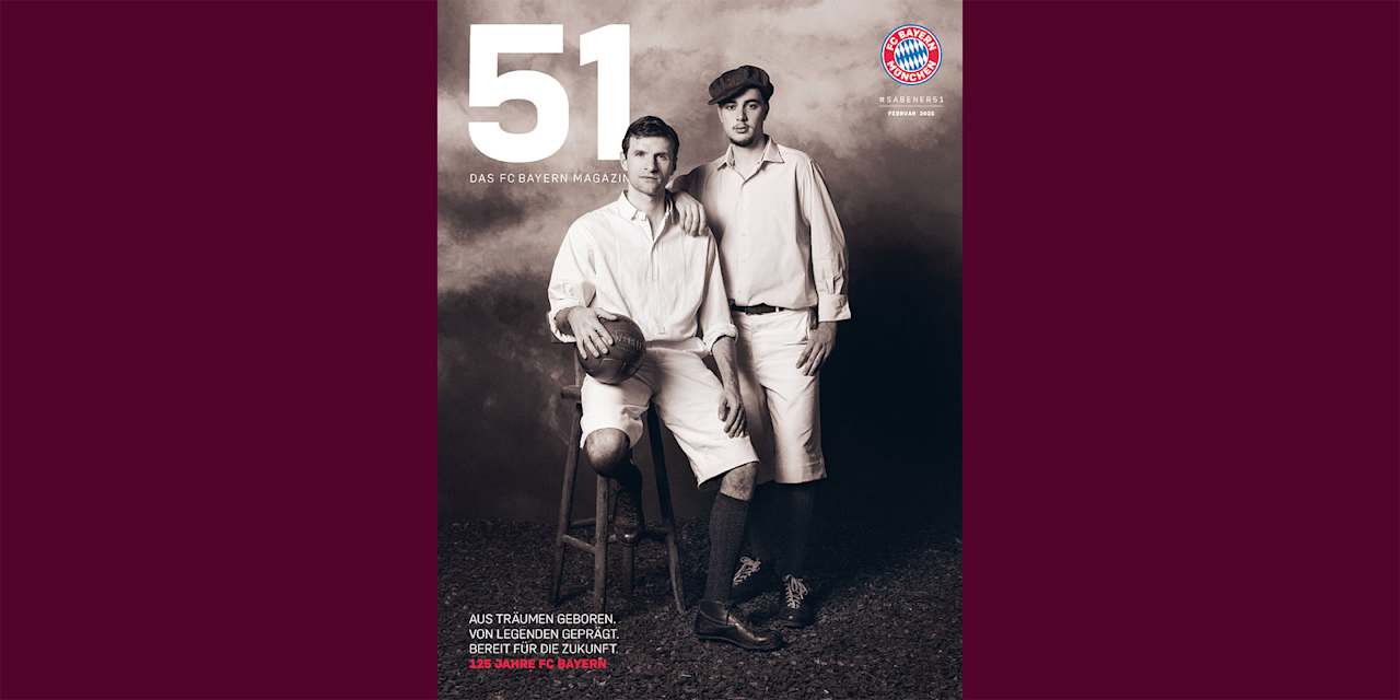 Cover des FC Bayern-Magazins 51 Februar 2025 mit Thomas Müller und Aleksandar Pavlovic in hitorischen Outfits.