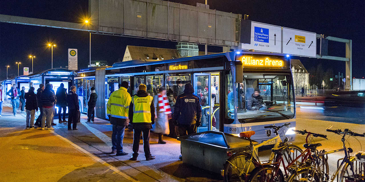 Mit dem kostenlosen Bus-Transfer kommen Sie bequem zum Bayern-Spiel in der Allianz Arena.